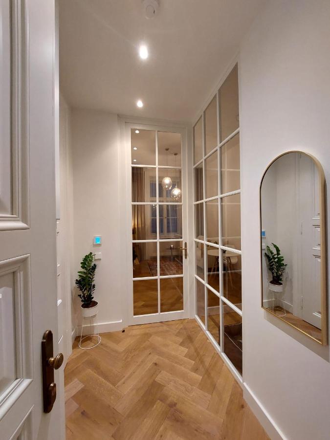 Luxury Apartment In The Centre Прага Экстерьер фото